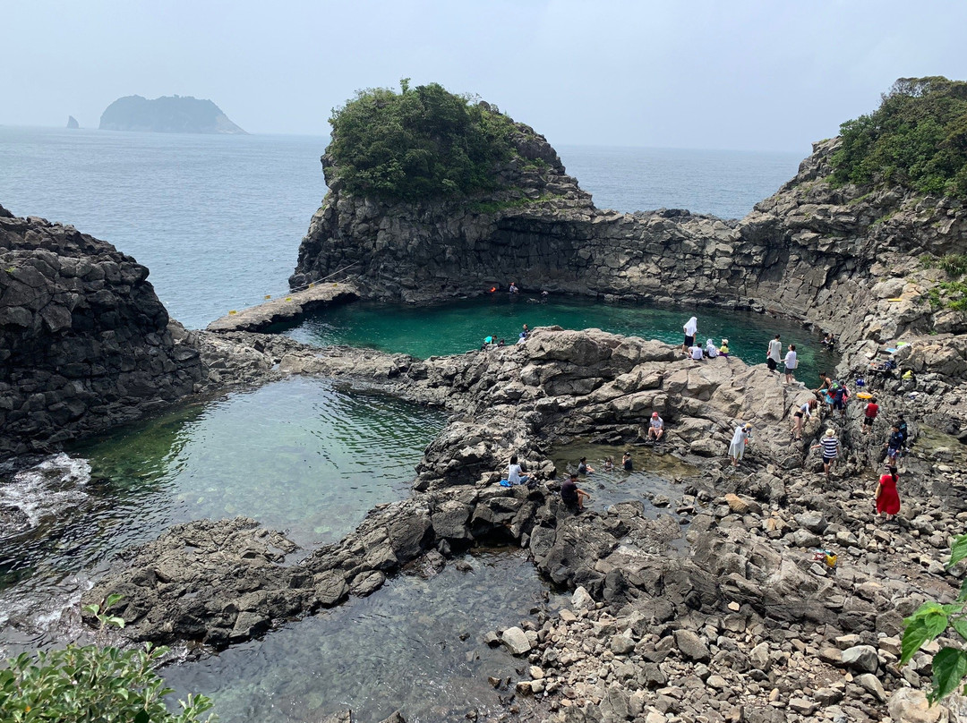 Hwangwooji Coast-西归浦市必去景点