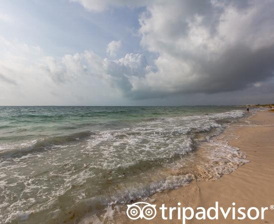 女人海滩悦宜湾奢享酒店主图