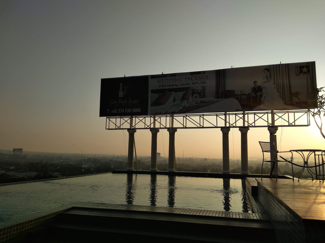 The Rich Hotel主图