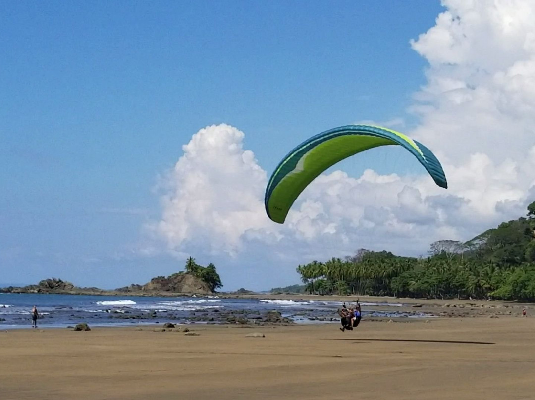 Paraglide Dominical with Hawk Adventures景点图片