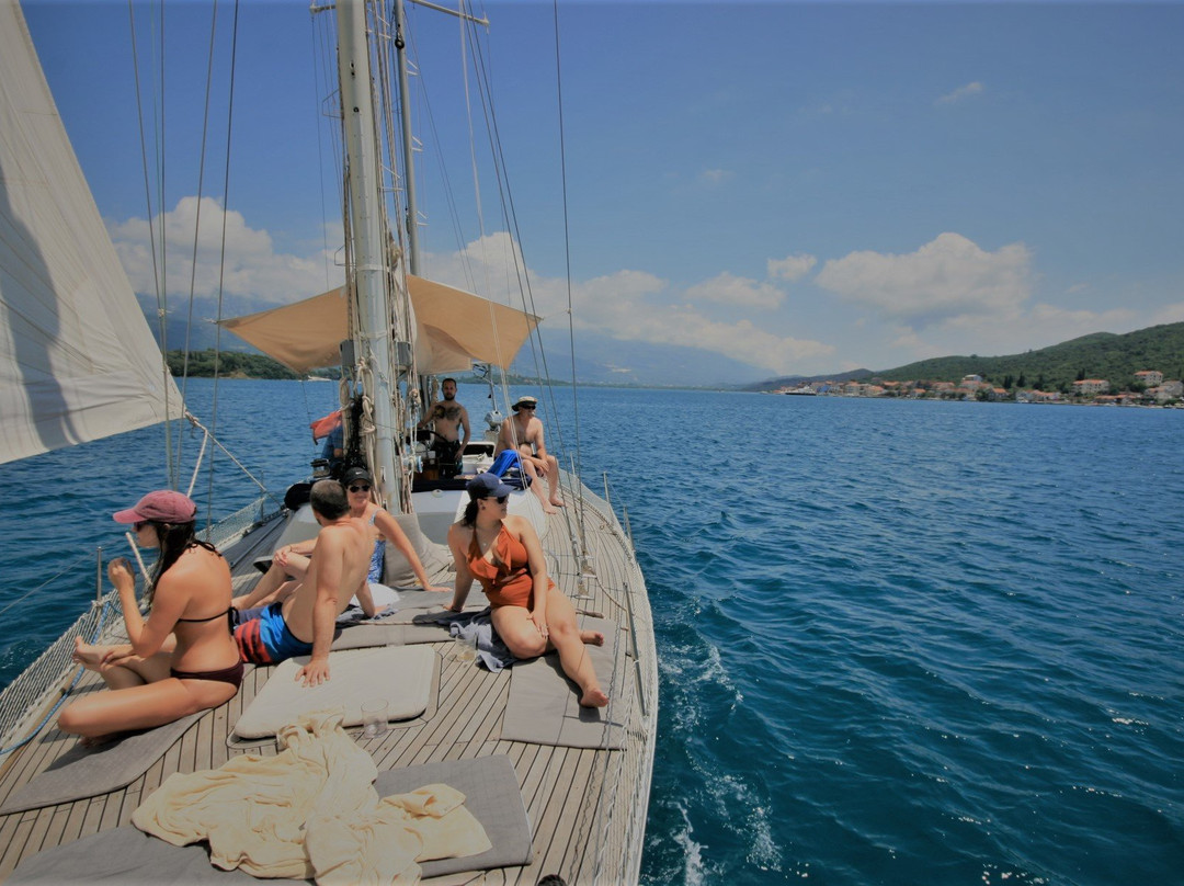 A Day Out On Yacht Monty B-科托尔必去景点