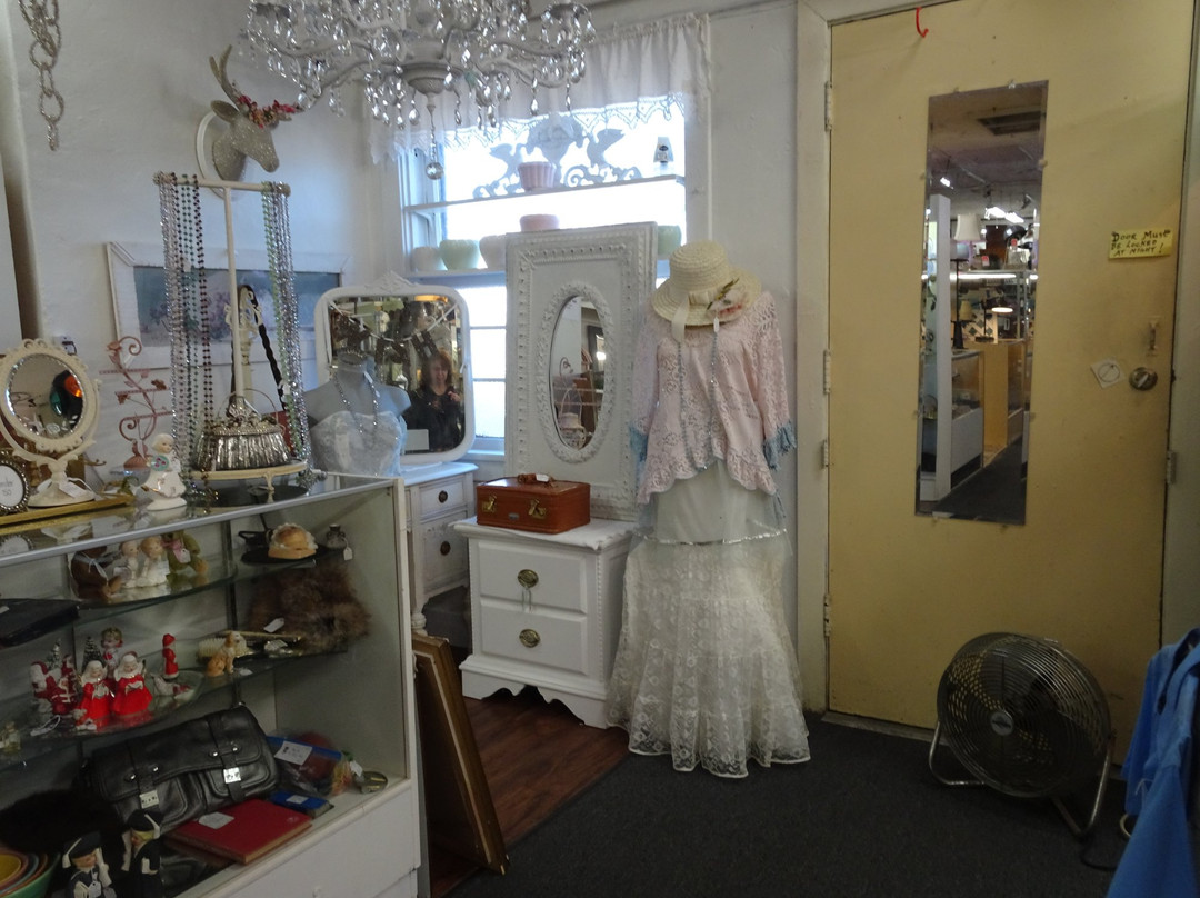 Old Barn Antique Mall, Inc.-San Juan Capistrano必去景点