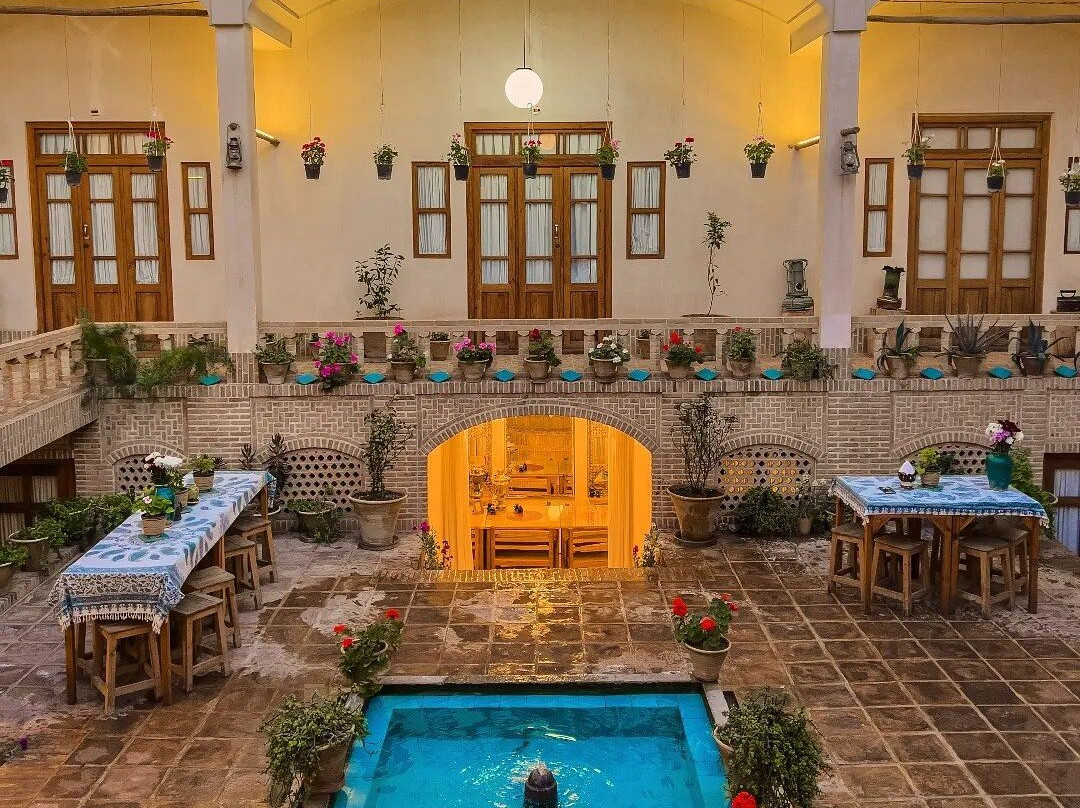 Kashane Roshan Hotel