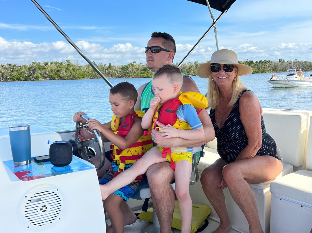 Salty Sam's Marina-迈尔斯堡海滩必去景点