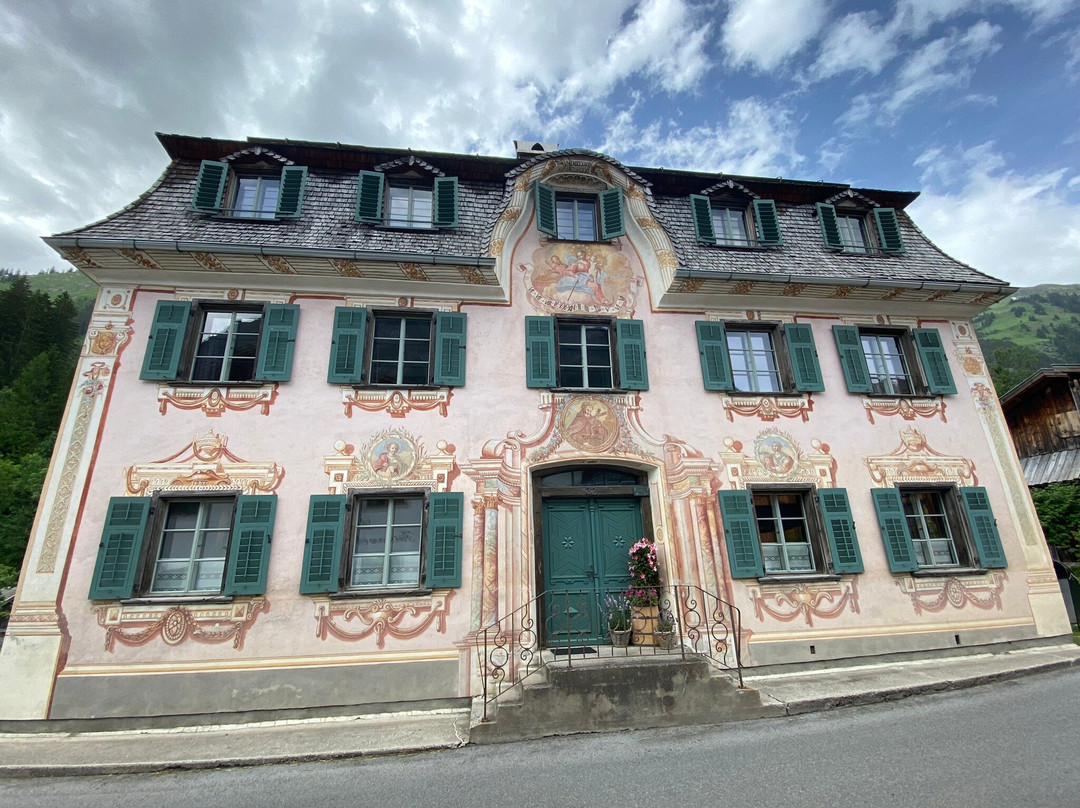 海尔山小旅店主图