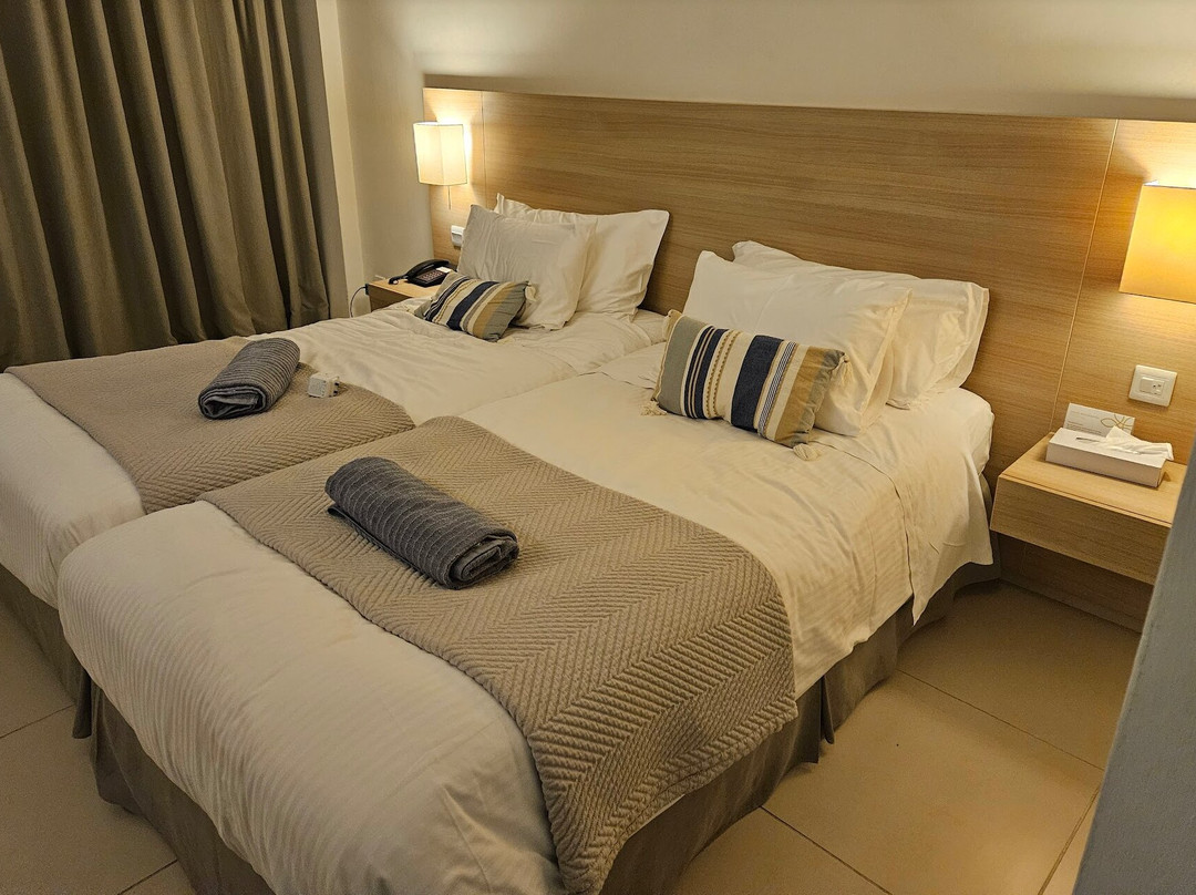 The Golden Bay Beach Hotel主图