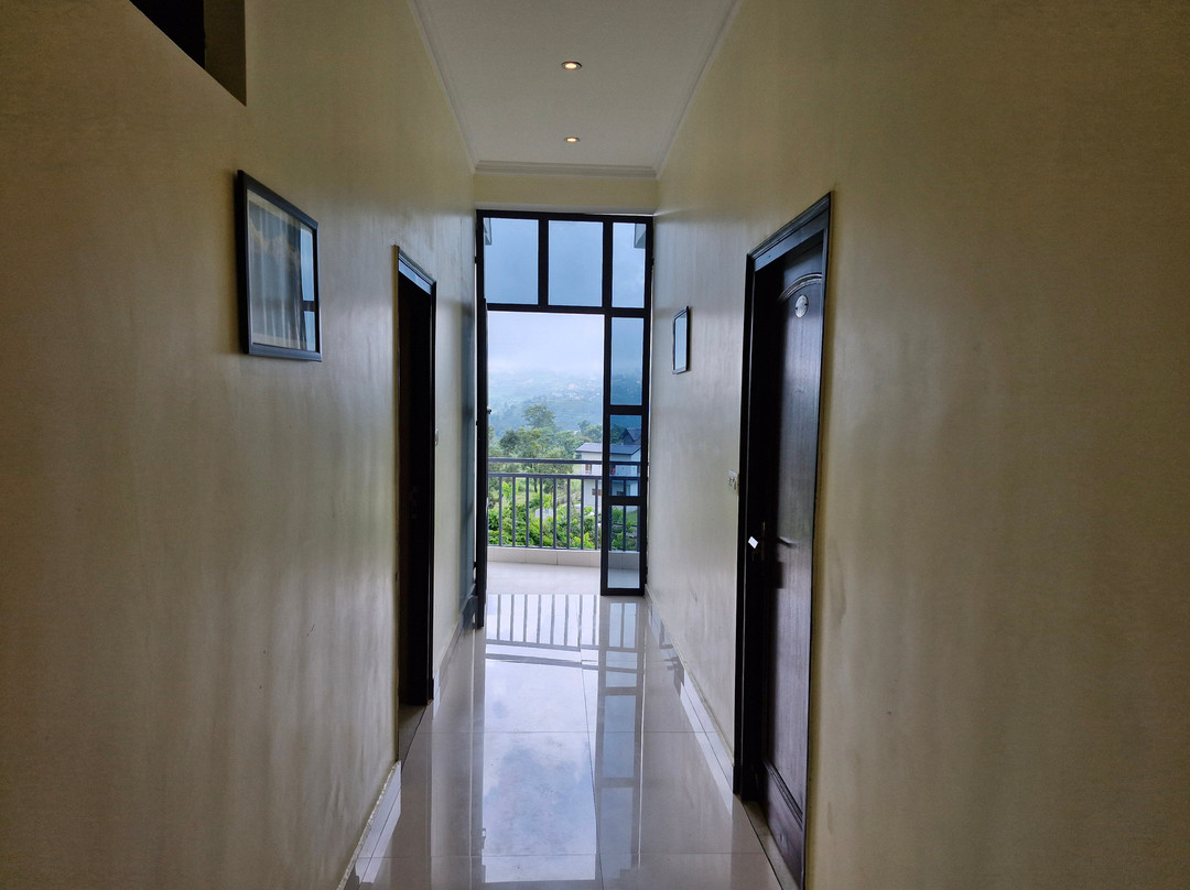 Divine By The Lake Hill主图