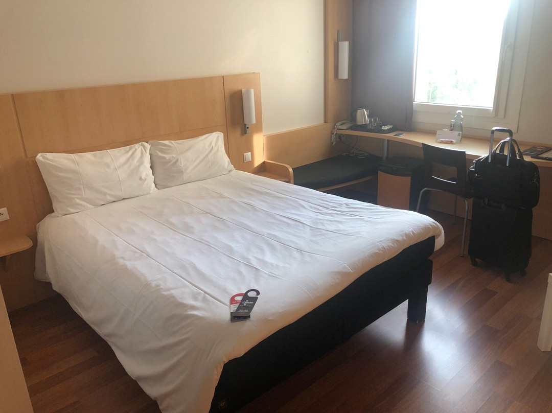 宜必思皮尔森酒店主图