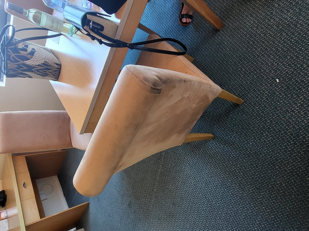 恩瑞斯海滨盛橡套房酒店主图