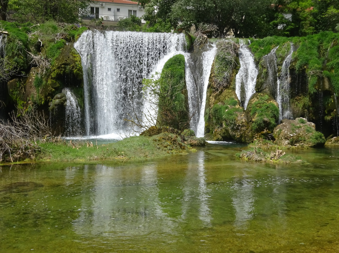 Provalije Waterfall景点图片