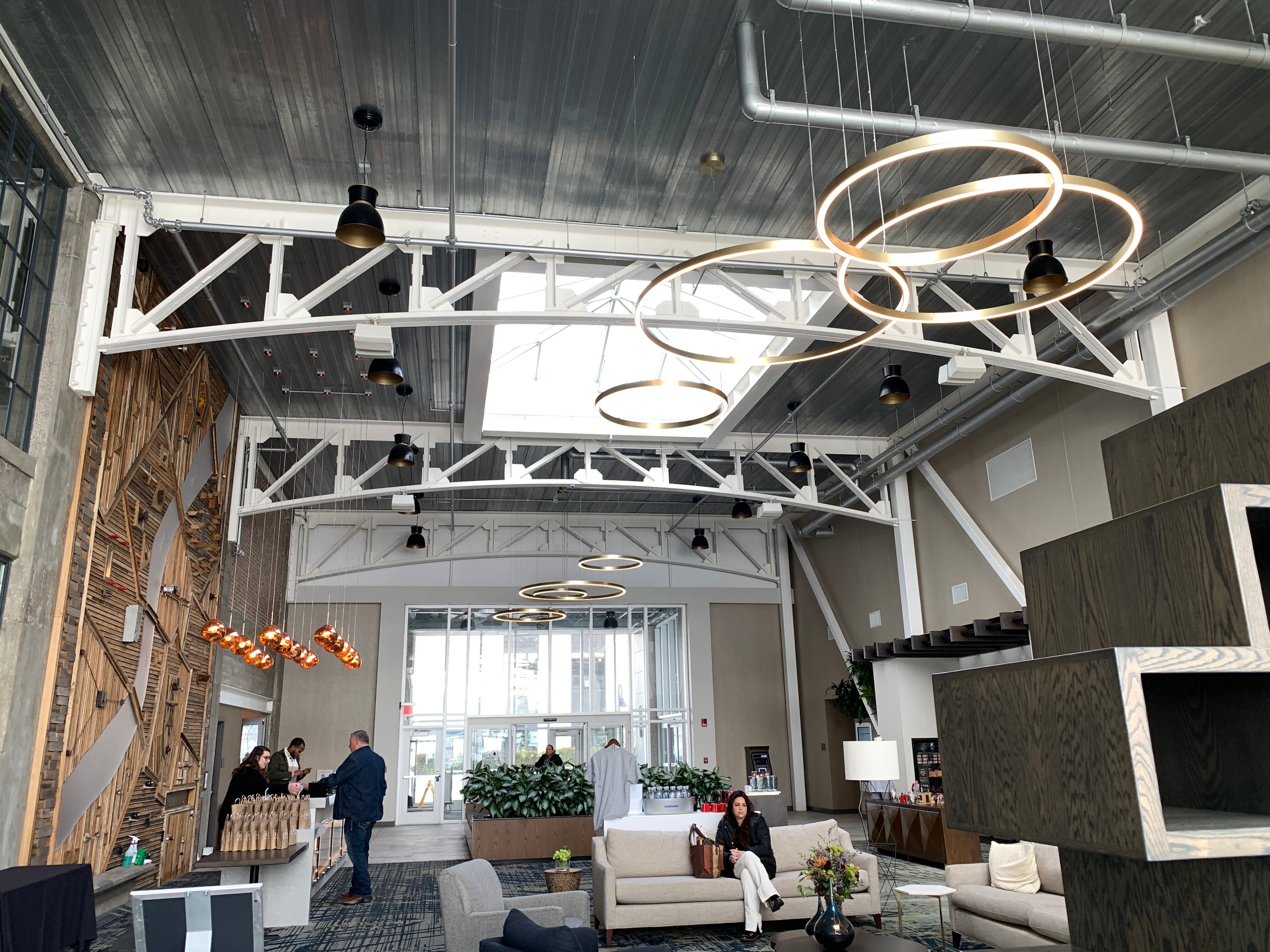 Embassy Suites Rockford Riverfront-浴室