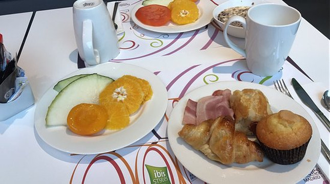 马德里普拉多宜必思尚品酒店主图