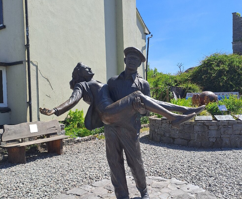 Statue of John Wayne and Maureen O'Hara-康镇必去景点