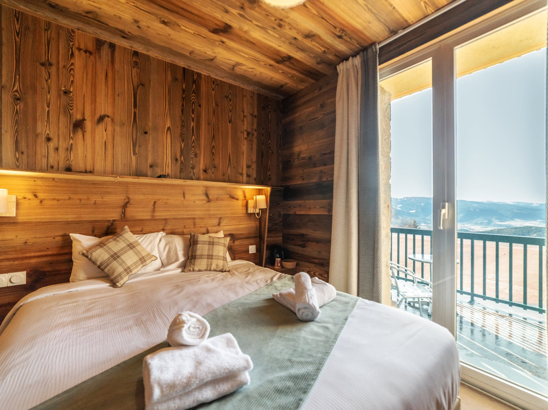 Pyrenees Hotel主图