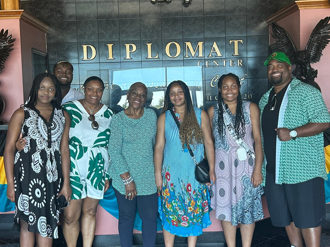 ROYAL TREATMENT LIMO TAXI & TOURS CO.-拿骚必去景点