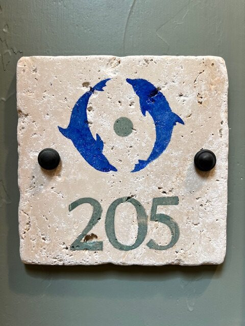 蓝海豚酒店主图