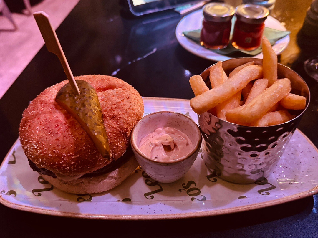 Leo's Bar and Restaurant