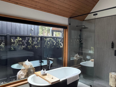 河上罗威那酒店主图