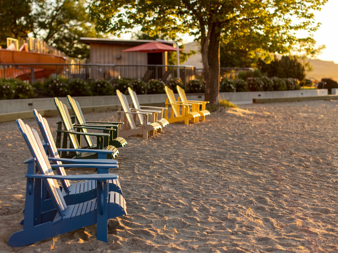 湖畔度假酒店主图