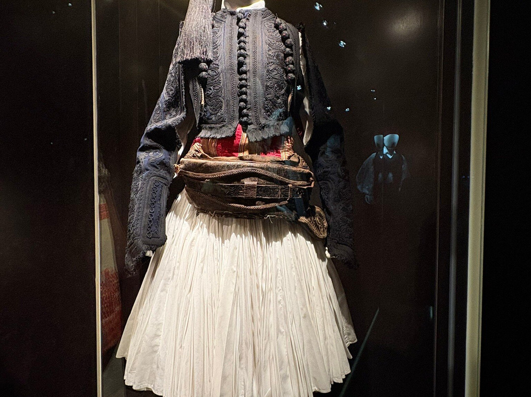 Victoria G. Karelias Collection of Greek Traditional Costumes-卡拉马塔必去景点
