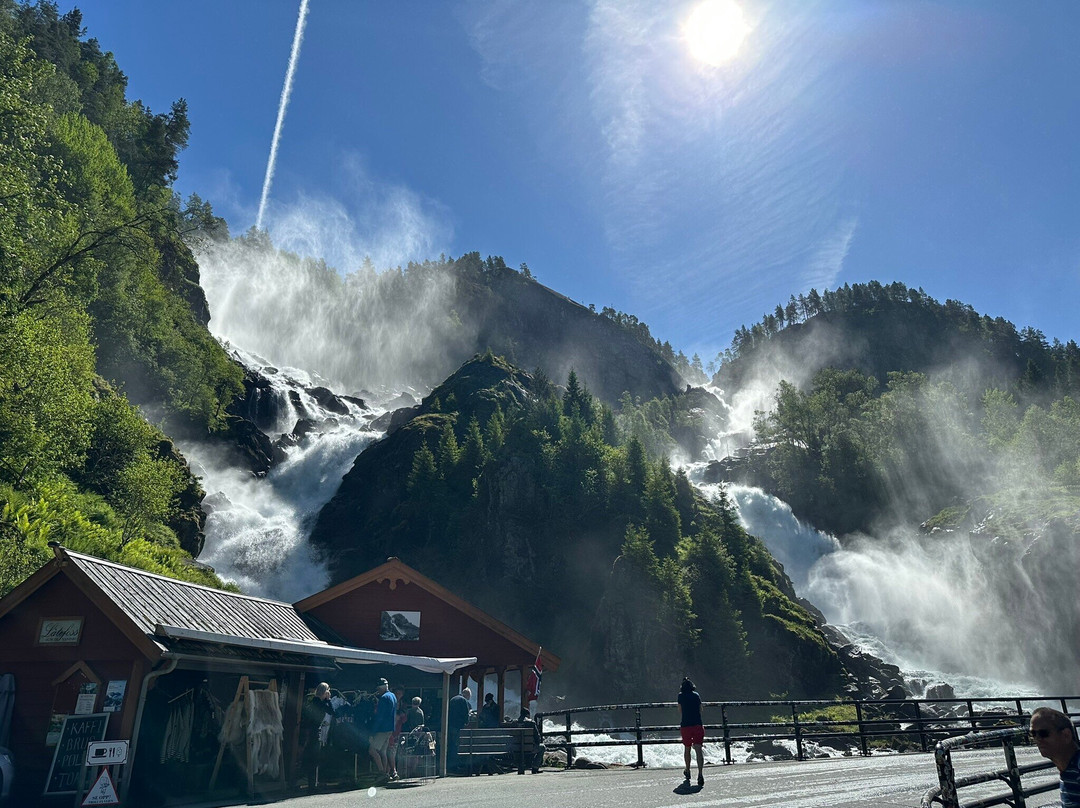 Låtefossen Waterfall-Skare必去景点