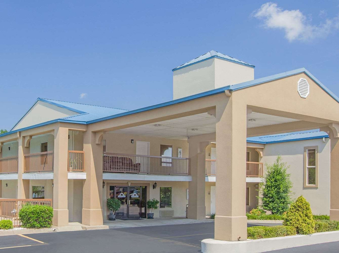 Days Inn & Suites by Wyndham Pine Bluff