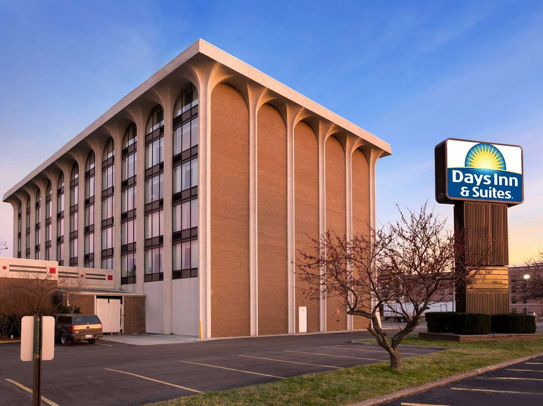 Days Inn & Suites by Wyndham Elyria