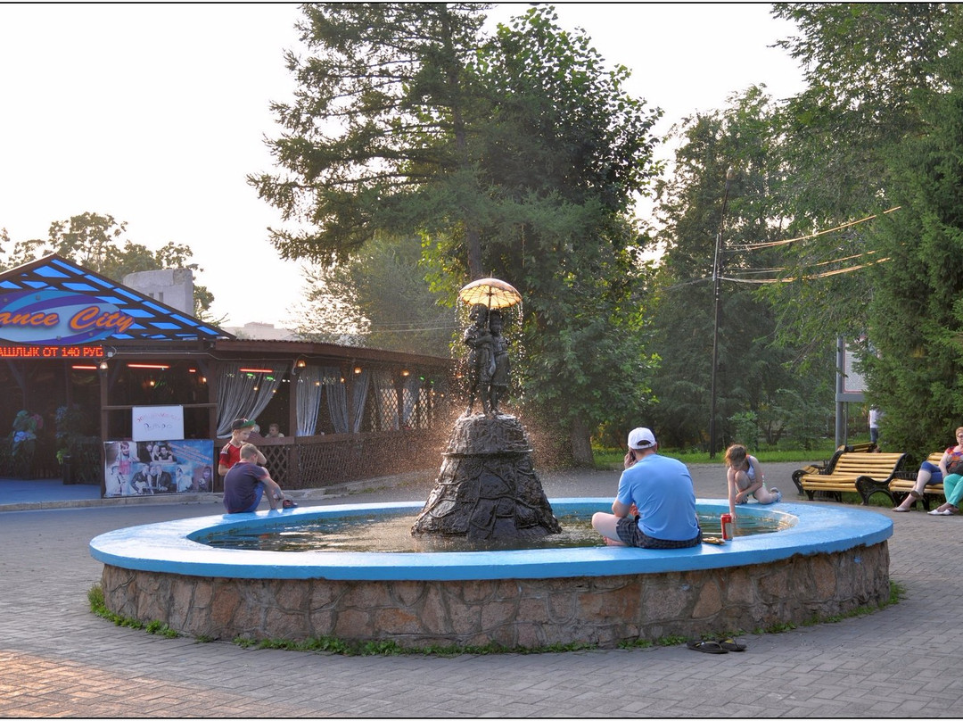 Fountain A Boy and a Girl under the Umbrella-车里雅宾斯克必去景点