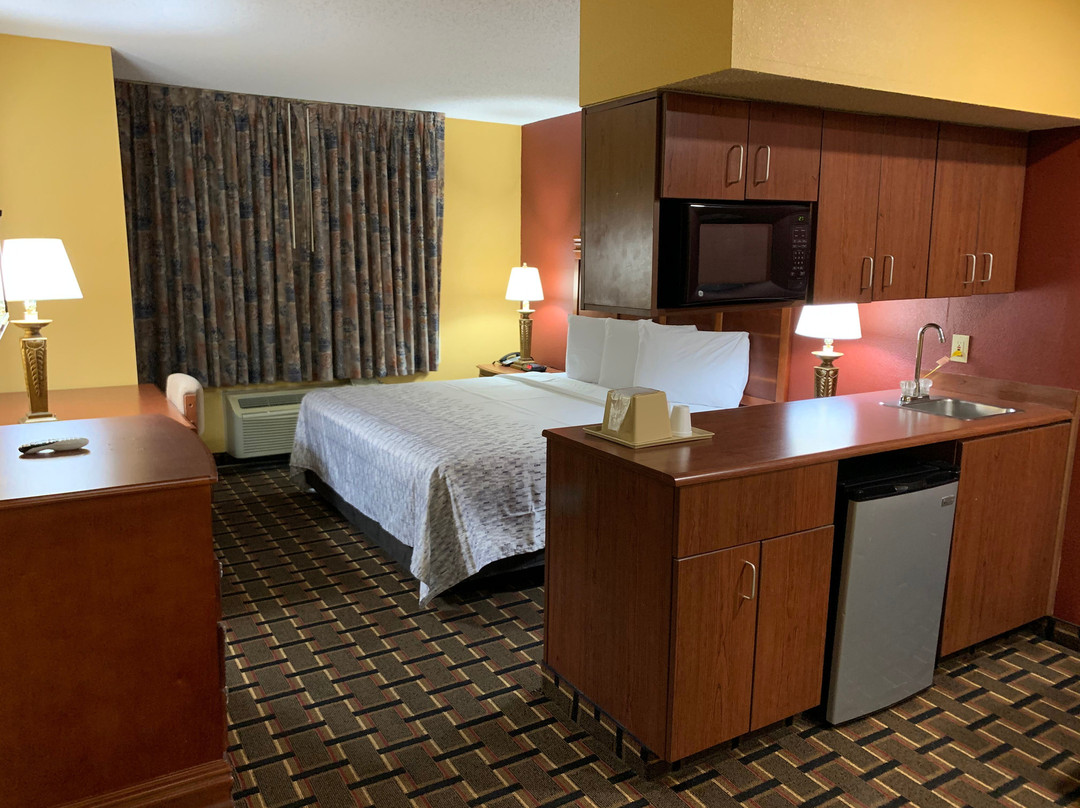 HomeTown Inn & Suites主图