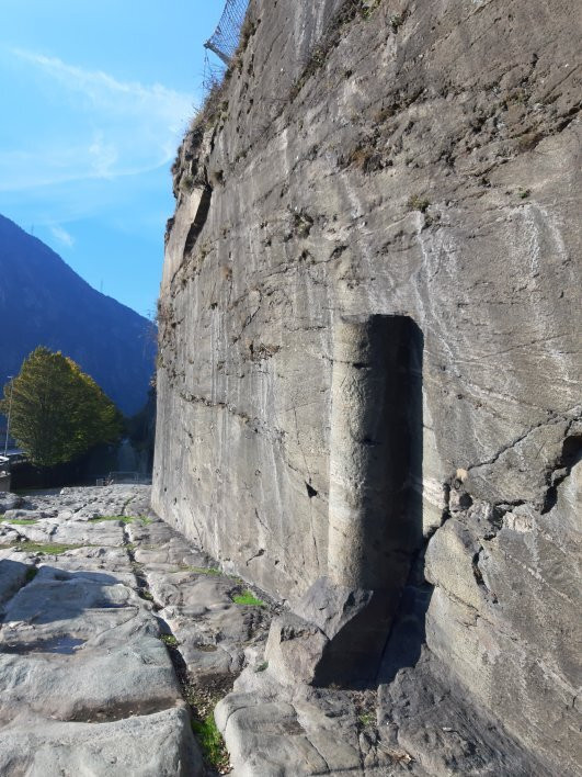 The Roman road to the Gauls and its arch景点图片