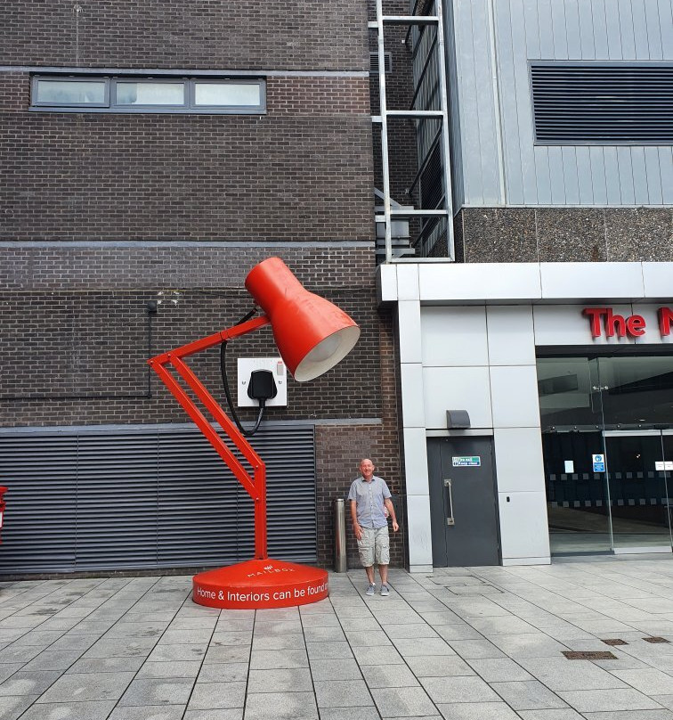 Giant Red Desktop Lamp景点图片