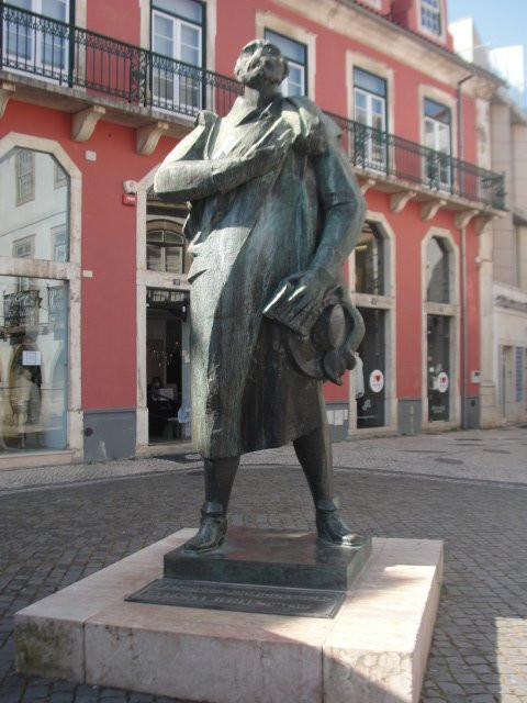 Estatua Francisco Rodrigues Lobo-莱里亚必去景点