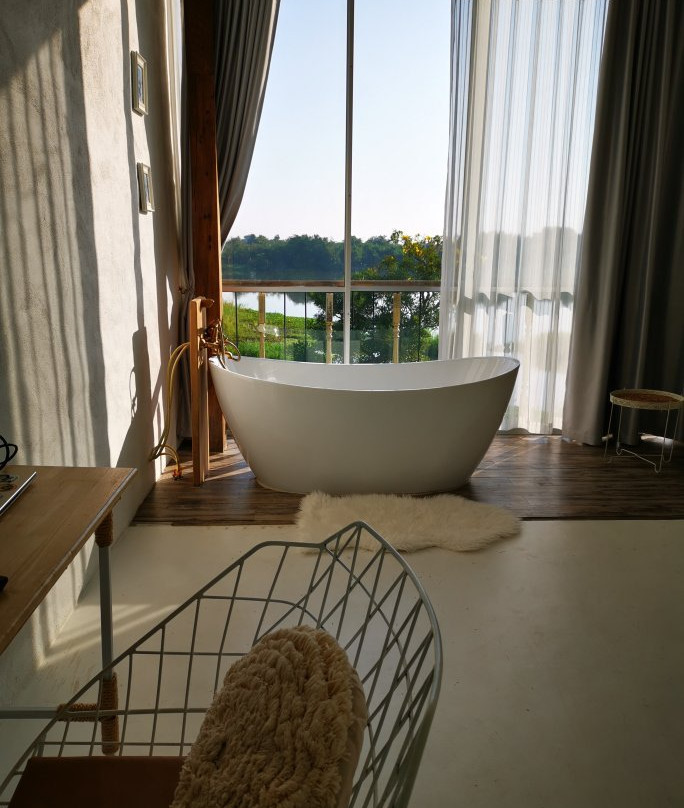 White Wall Riverfront Hotel主图
