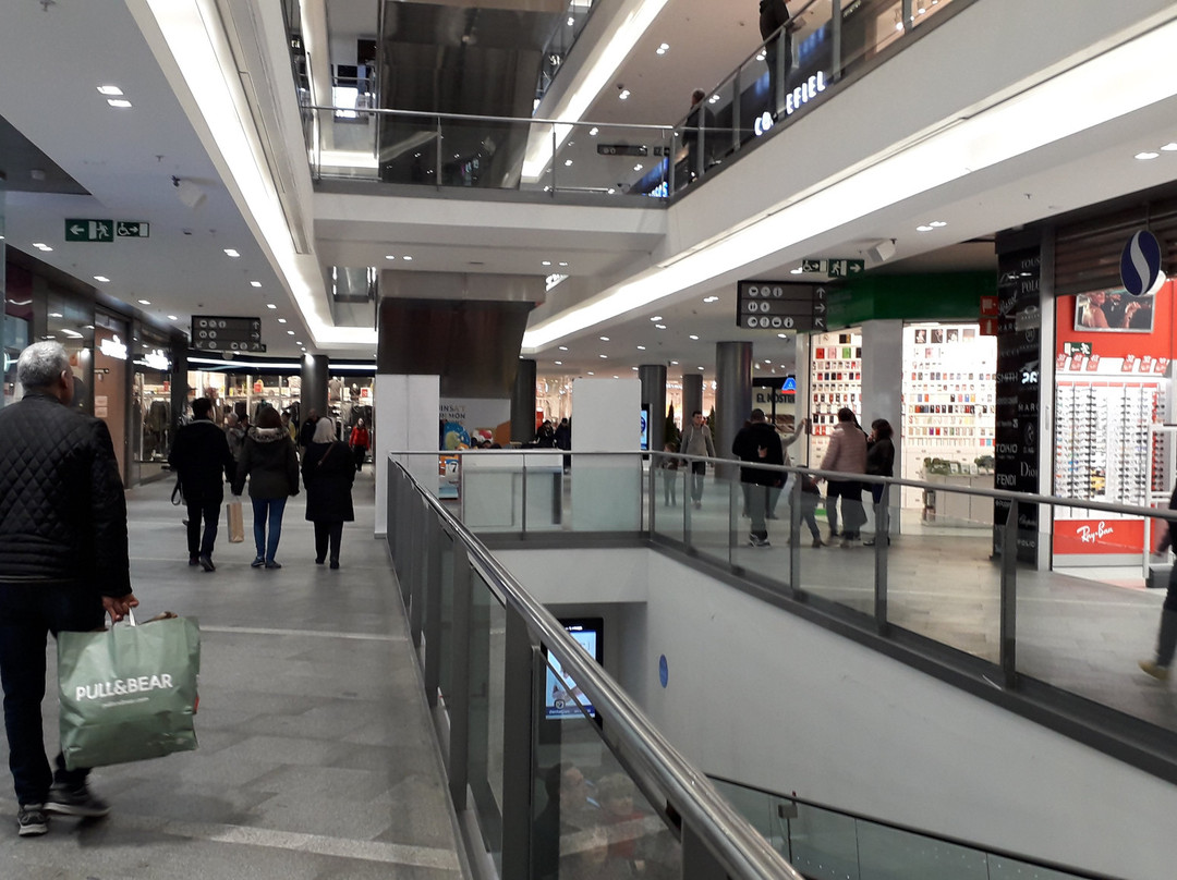 La Fira Centre Comercial-雷乌斯必去景点