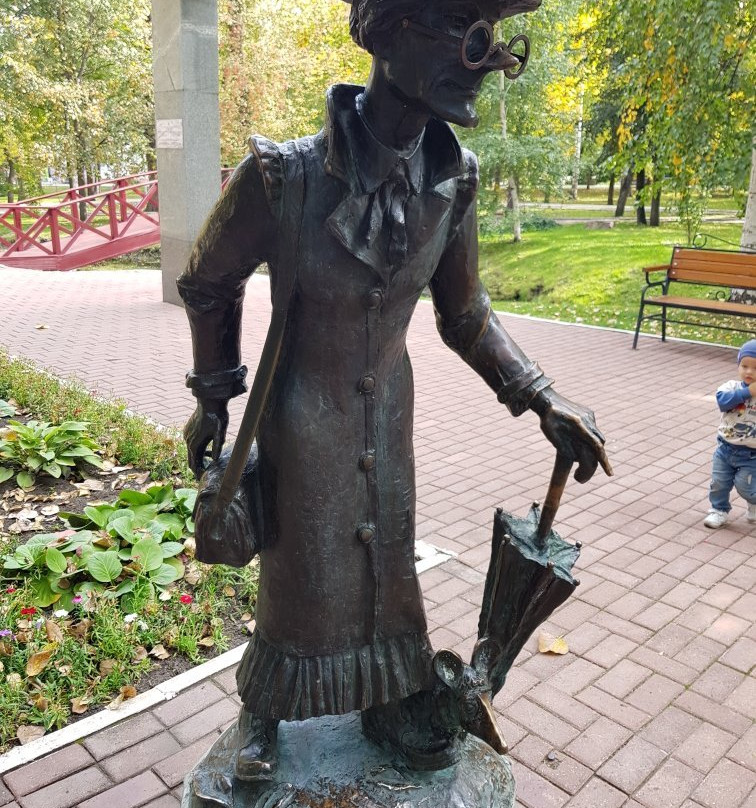 Starukha Shapoklyak Sculpture景点图片