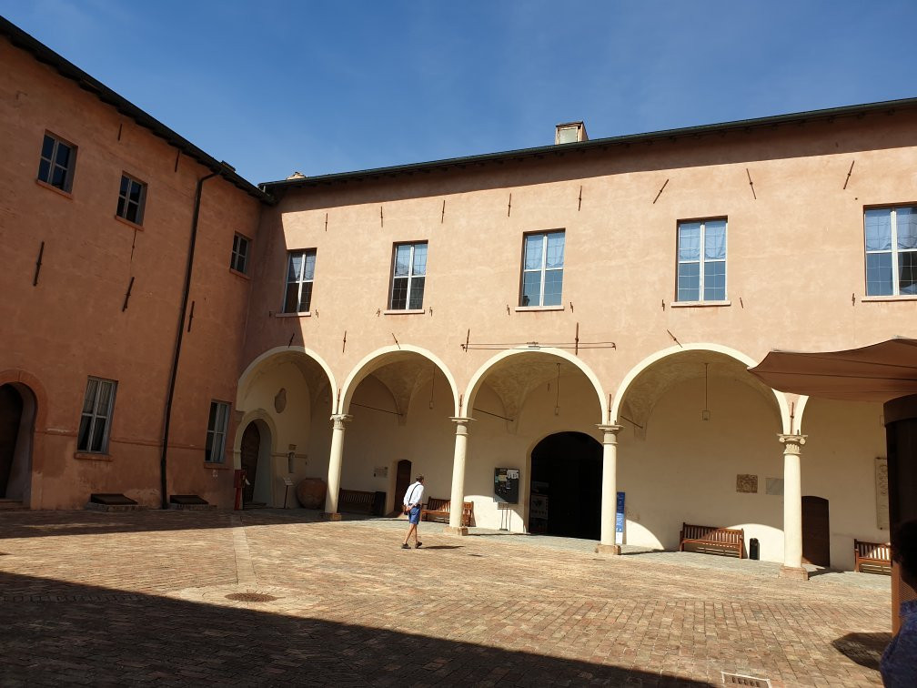 Castello di Spezzano-菲奥拉诺莫德内塞必去景点