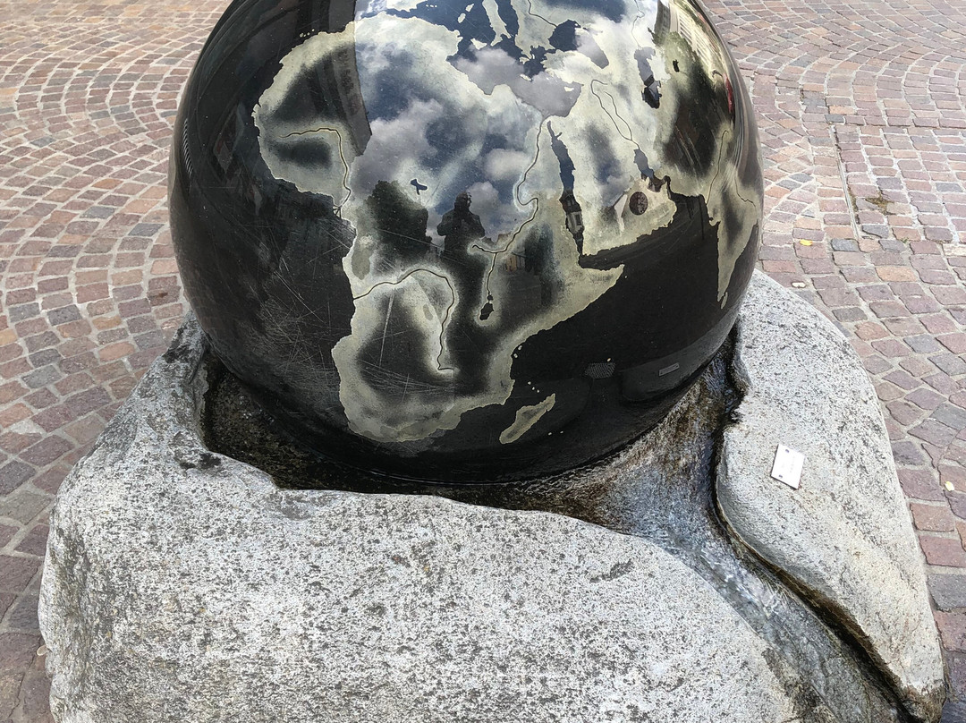Brunnenanlage Mit Weltkugel景点图片