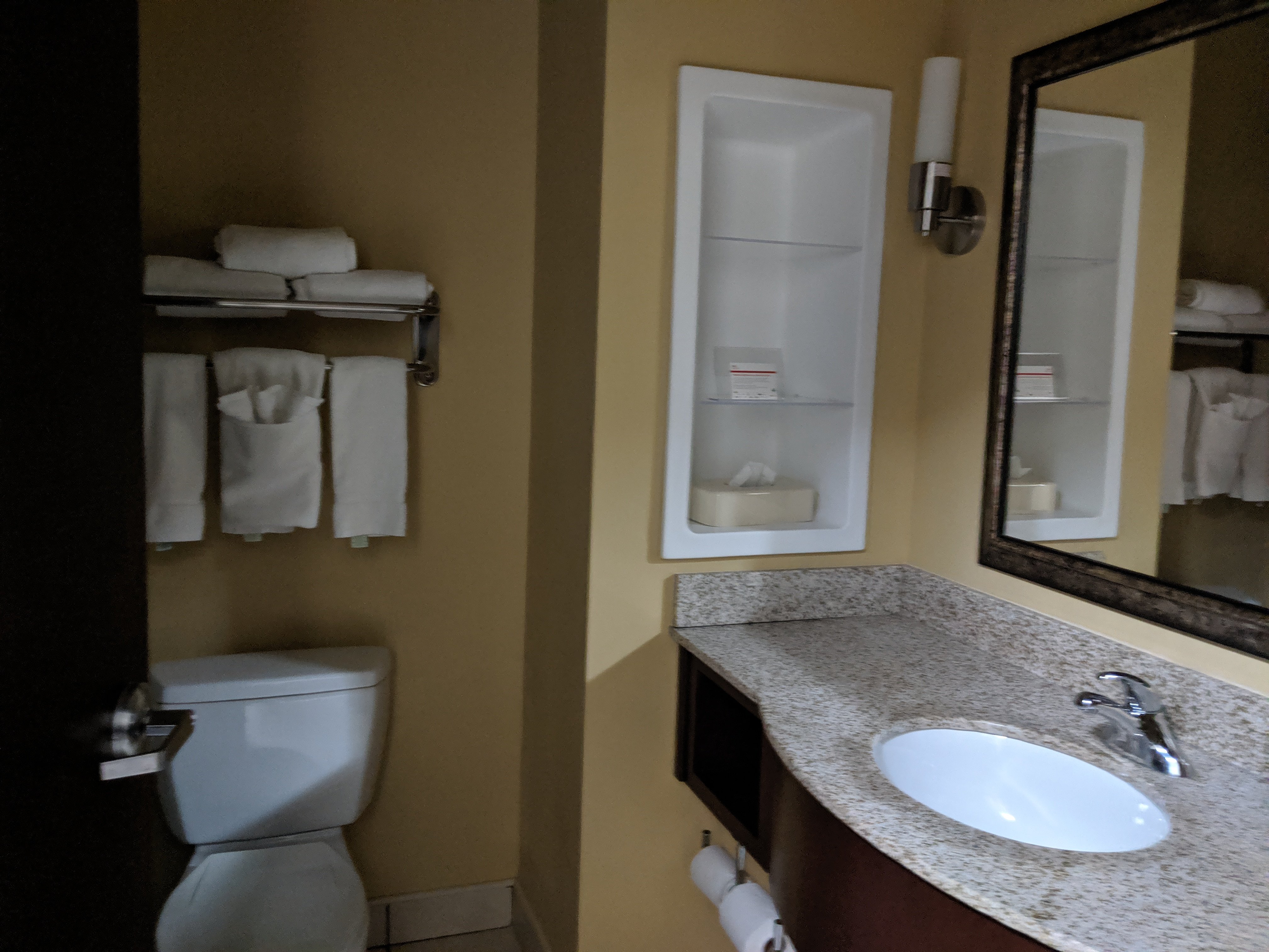 Holiday Inn Express & Suites Salina-浴室