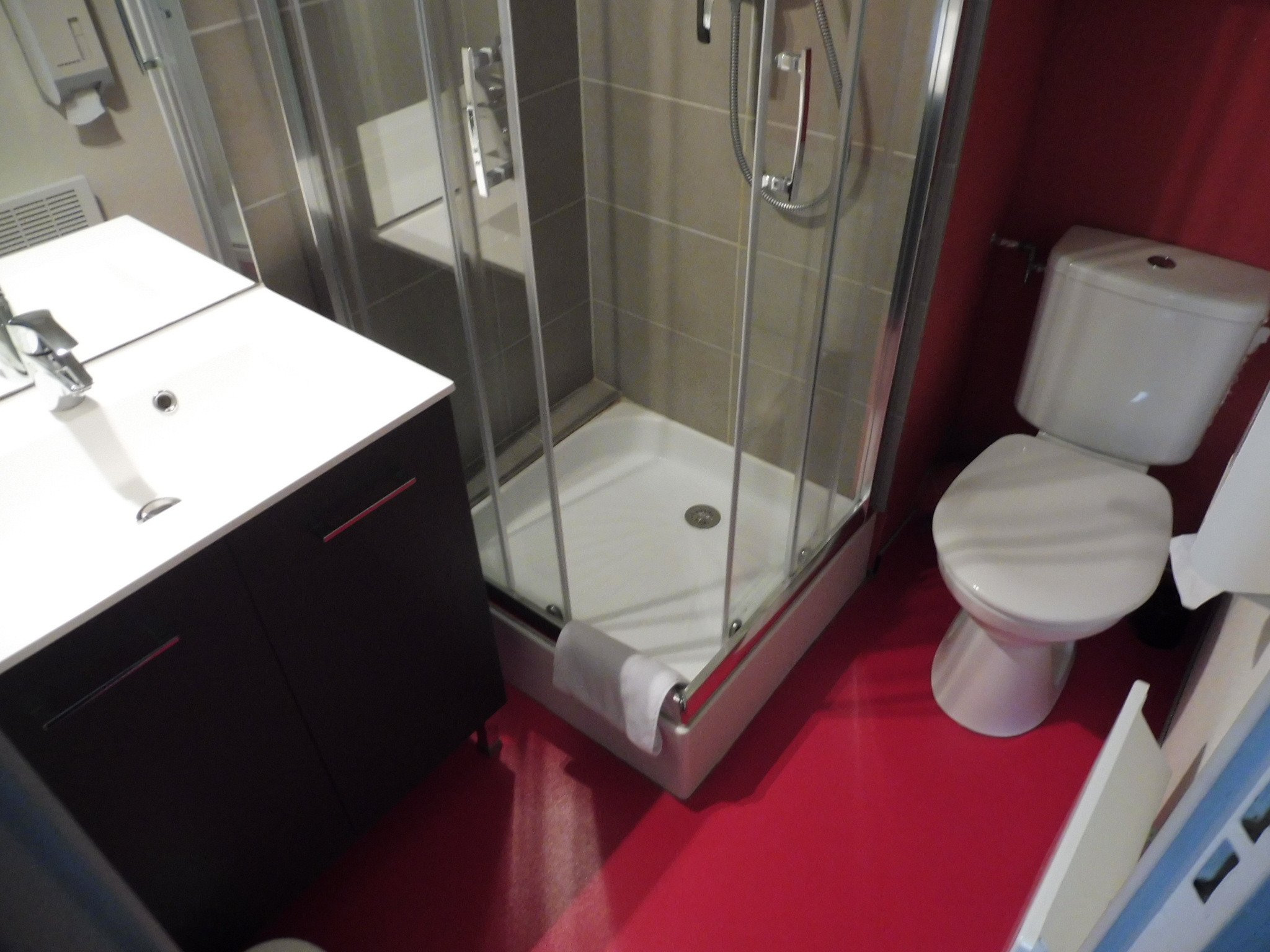 B Hotel Caen Mondeville-浴室
