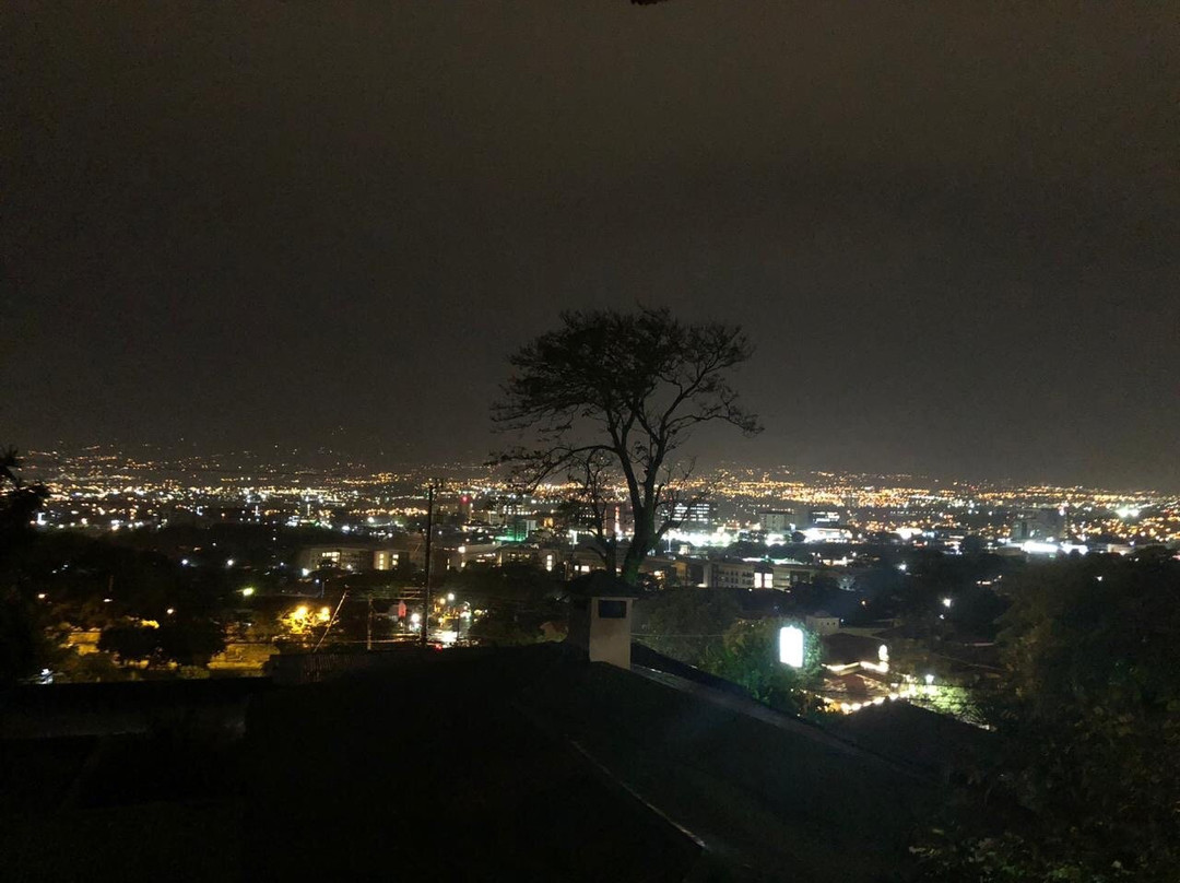 Out of Bounds Hotel主图