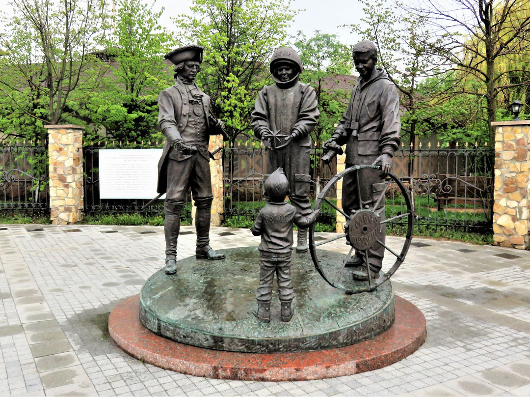 Sculpture Devoted to Russian Travelers. The Wheel of History景点图片