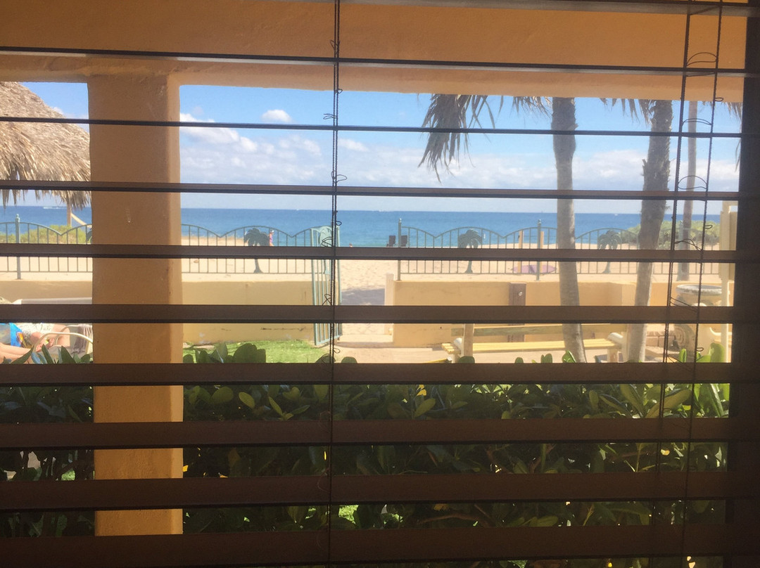 Ebb Tide Oceanfront Resort主图