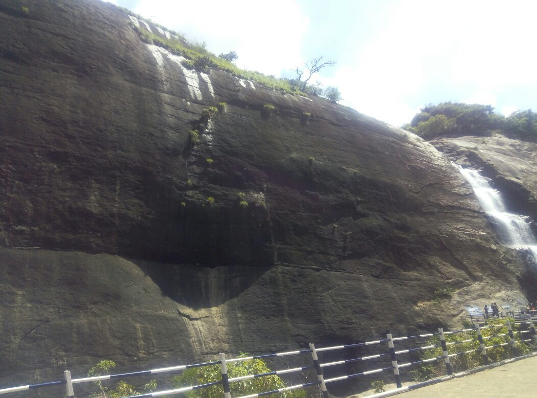 Old Courtallam Waterfalls景点图片