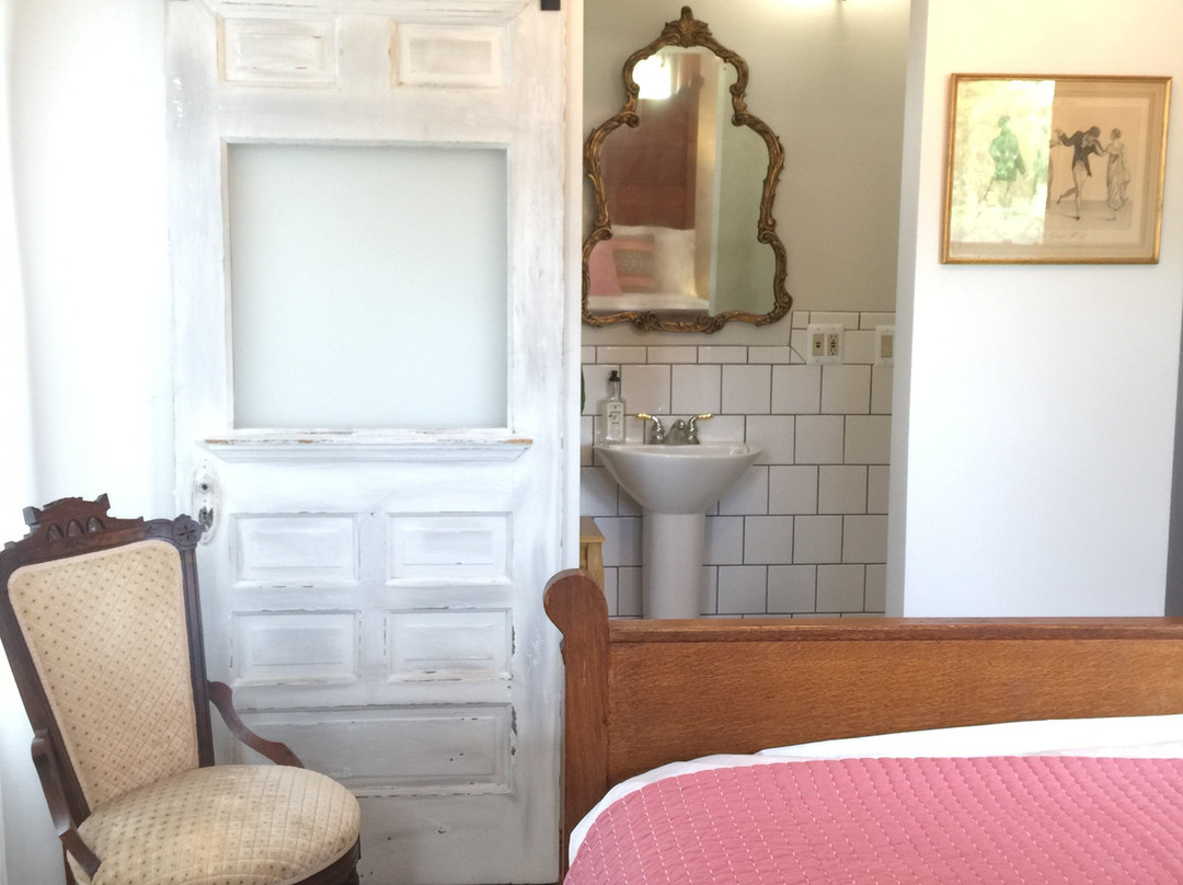 The Crossing House主图