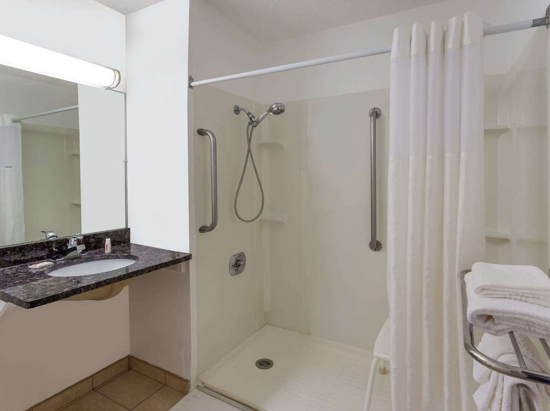 Super 8 by Wyndham Janesville主图