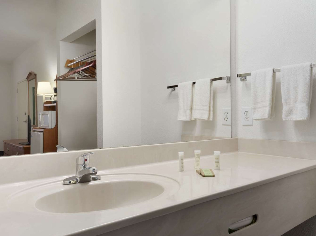 查特斯沃斯-达尔顿温德姆速8酒店主图