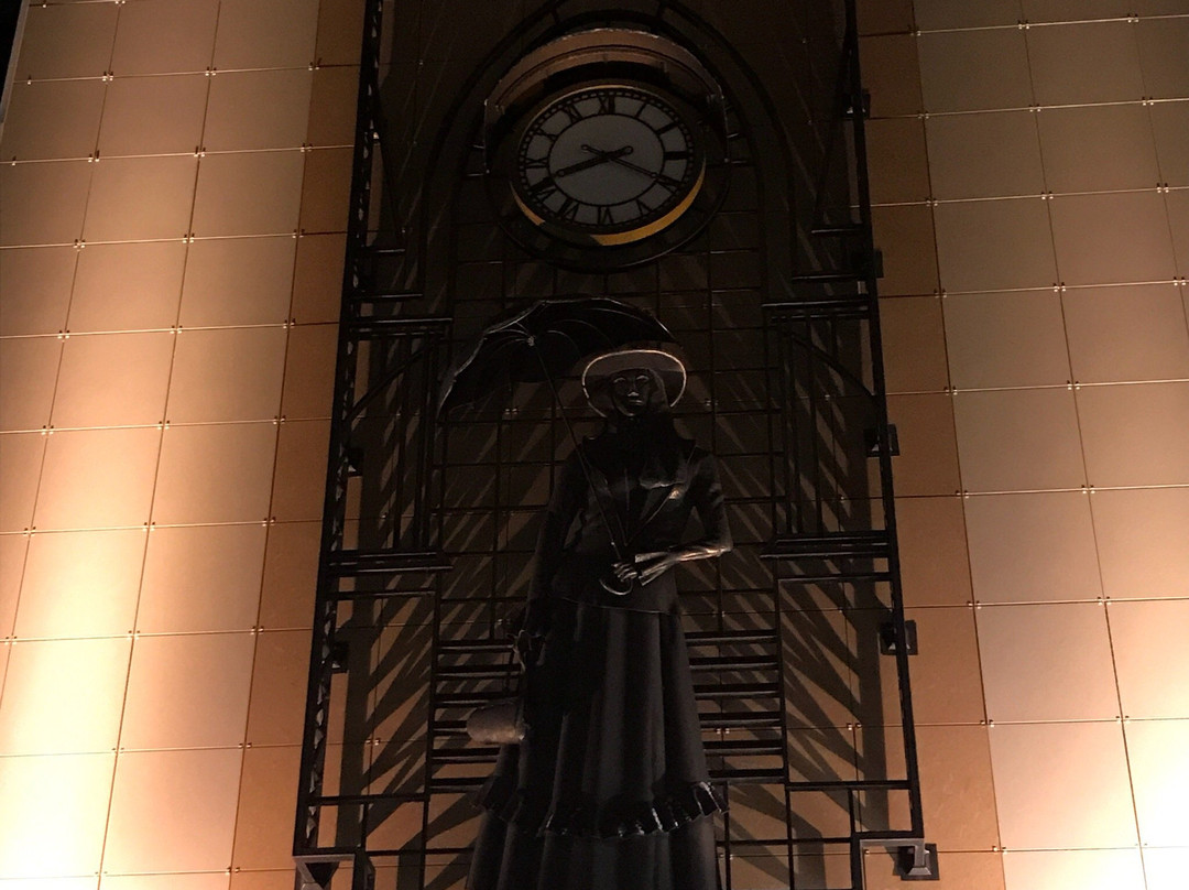 Monument to the Girl with Umbrella景点图片