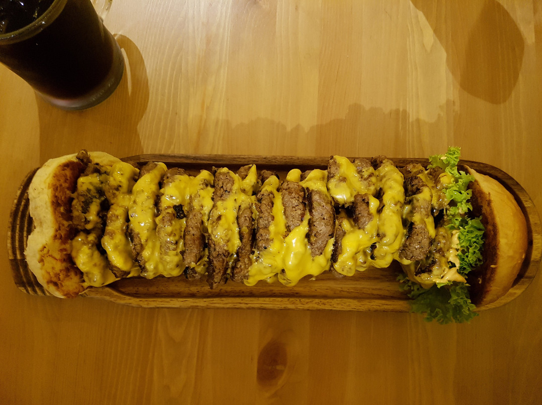 Sanad餐馆和美食-Three Guys