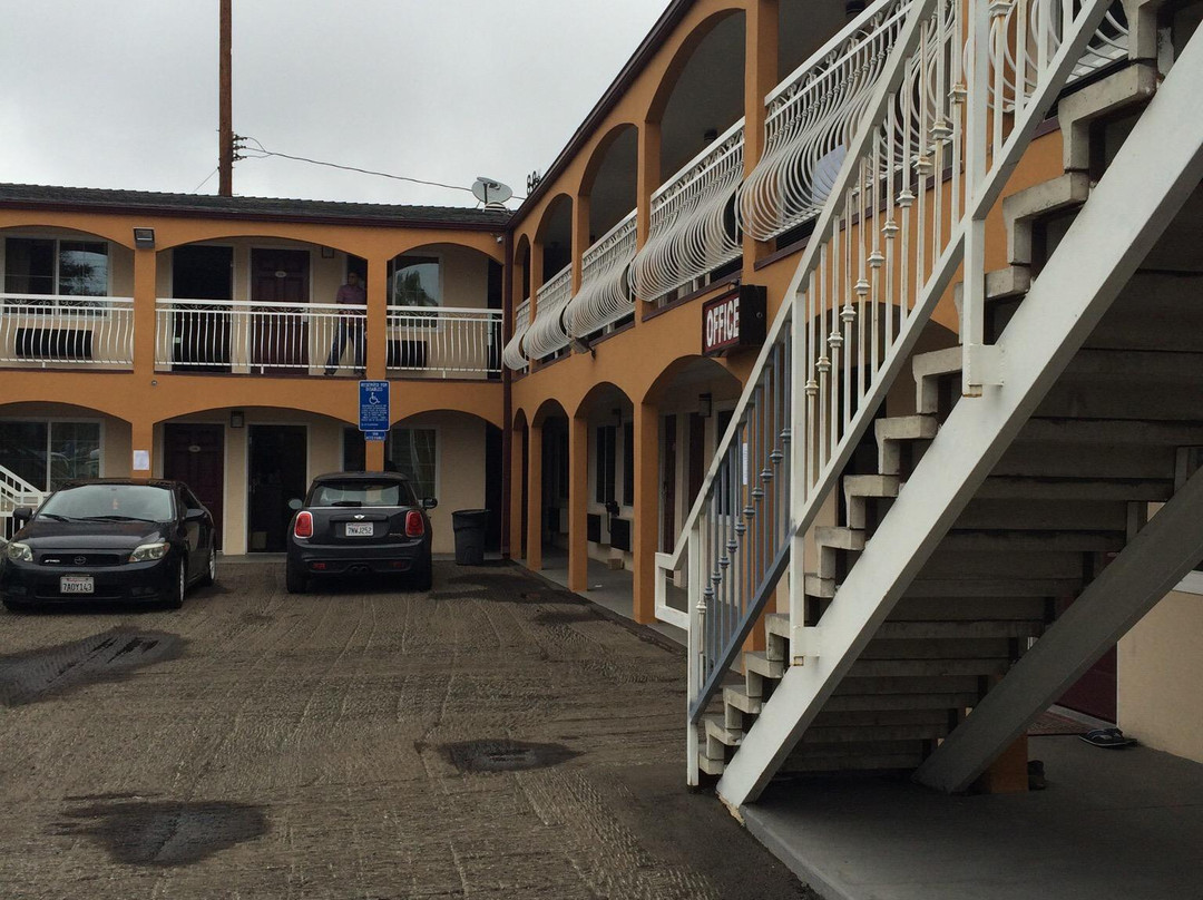 Half Moon Motel主图