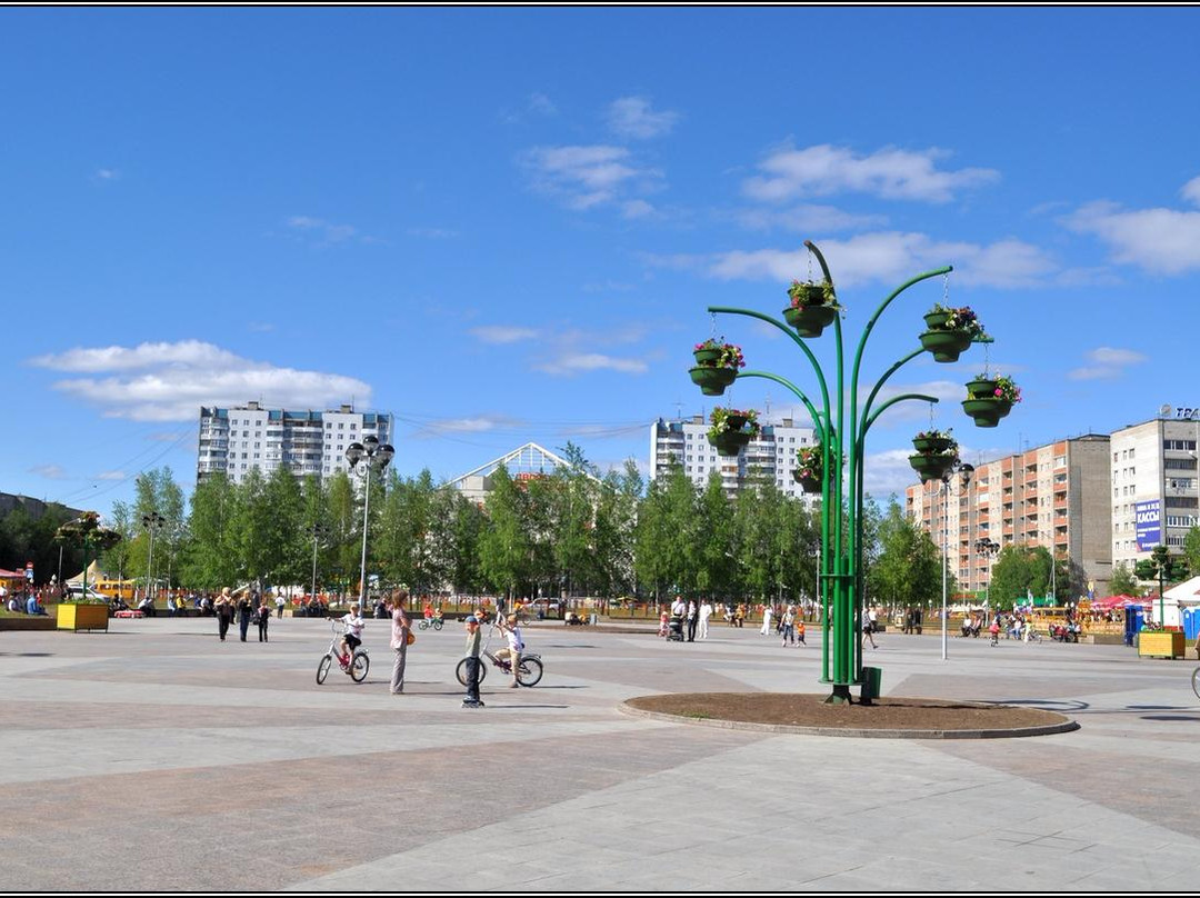 Neftyanikov Square景点图片